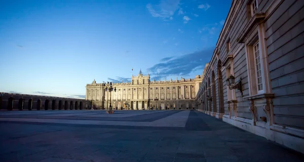 Palacio Real con turistas iluminados en la noche de primavera en Madrid — Foto de Stock
