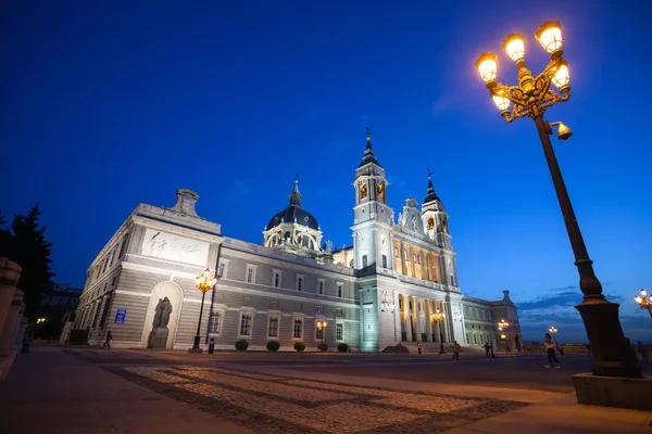 Cathedral Almudena with tourists on a spring day in Madrid — Stock Photo, Image