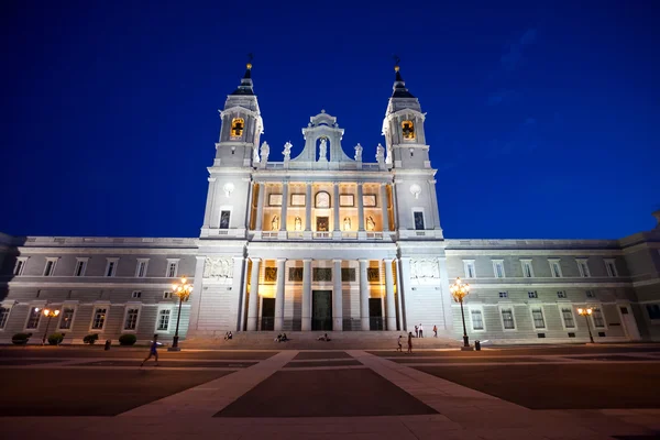 Katedralen Almudena med turister på en vårdag i Madrid — Stockfoto