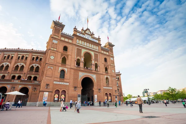 Plaza de Toros de Las Ventas avec des touristes rassemblés pour le bul — Photo