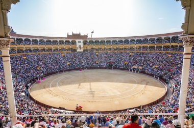 Turistler gatheri ile Plaza de Toros de Las Ventas iç görünüm
