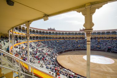 Turistler gatheri ile Plaza de Toros de Las Ventas iç görünüm