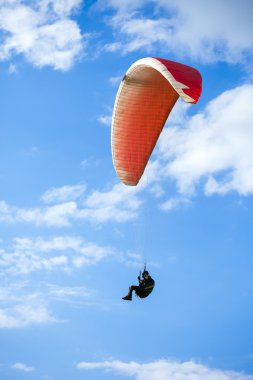 Mavi gökyüzünde uçan Yamaçparaşütü