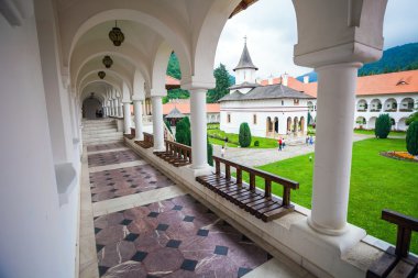 Kilise Sambata de Sus manastır içinde çukur bir colonade gördüm.