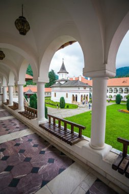 Kilise Sambata de Sus manastır içinde çukur bir colonade gördüm.