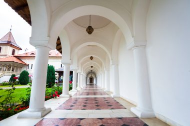 Transylva Sambata de Sus manastırda kemerli colonade koridor