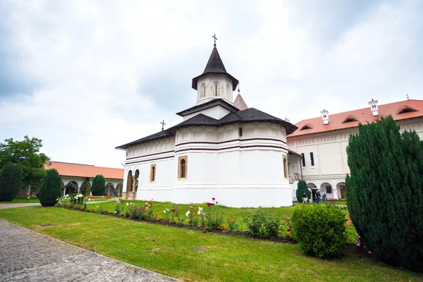 Eglise à l'intérieur du monastère de Sambata de Sus en Transylvanie — Photo
