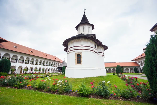 Kostel uvnitř kláštera Sambata de Sus v Transylvánii — Stock fotografie