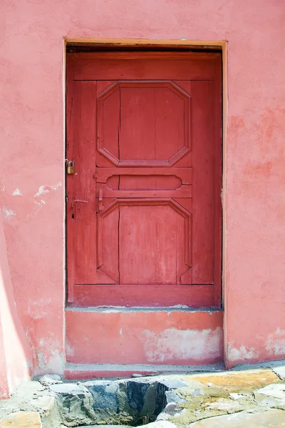 House facade with pink wood door fron Turda city — Stock Photo, Image