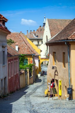 Eski taş döşeli cadde Sighisoara kale gelen turistler ile