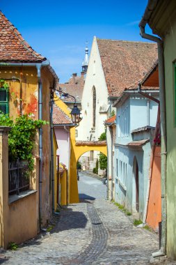 Eski taş döşeli cadde Sighisoara kale gelen turistler ile
