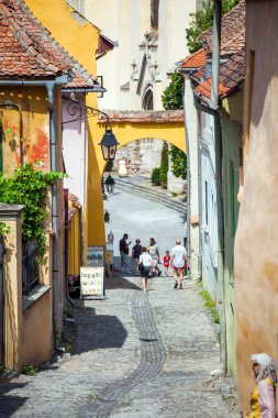Eski taş döşeli cadde Sighisoara kale gelen turistler ile