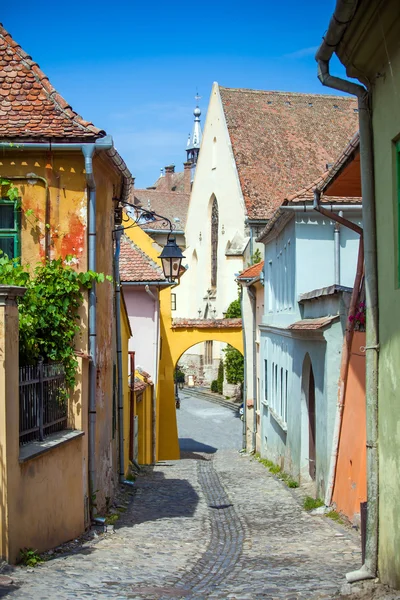 Stary kamień utwardzonej ulicy z turystami z twierdzy Sighisoara — Zdjęcie stockowe