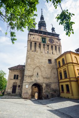 Saat Kulesi tipik çatı ve chemnee Sighisoara kale, T üzerinden