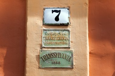 Metal işaret levhaları Sighisoara eski bir evde üzerinden