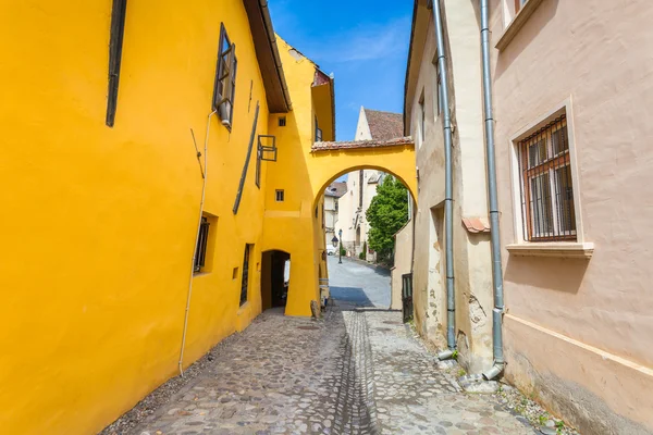 Antigua calle empedrada de piedra con turistas de la fortaleza de Sighisoara — Foto de Stock