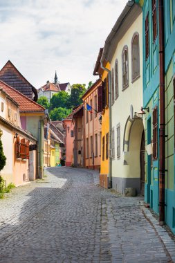 Renkli evlerden Sighisoara fortr ile eski sokak taş döşeli