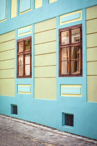 Fachada de casa azul con ventanas de madera de la antigua ciudad de Sighisoara c — Foto de Stock