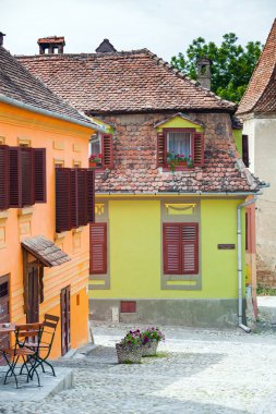 Renkli evlerden Sighisoara fortr ile eski sokak taş döşeli