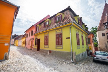Renkli evlerden Sighisoara fort ile eski sokaklar taş döşeli