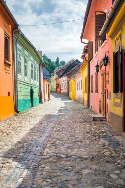 Renkli evlerden Sighisoara fort ile eski sokaklar taş döşeli