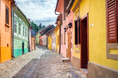 Renkli evlerden Sighisoara fort ile eski sokaklar taş döşeli
