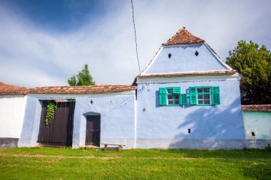 Viscri VI dan Yesil pencereli mavi boyalı geleneksel ev