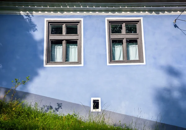 Blauw geschilderde traditioneel huis uit Viscri dorp in Transylvan — Stockfoto