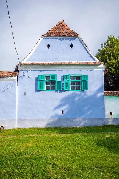 Blauw geschilderde traditioneel huis met groene windows vanaf Viscri vi — Stockfoto