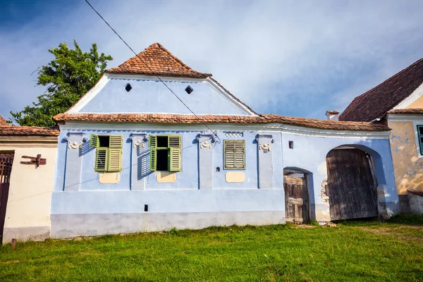 Μπλε που χρωματίστηκε παραδοσιακό σπίτι με πράσινο παραθυρόφυλλα από Viscri v — Φωτογραφία Αρχείου