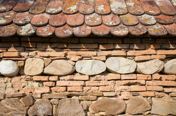 Rustikální stěna s vrstvami různých comstruction materiálů — Stock fotografie