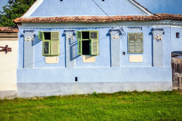 Blauw geschilderde traditioneel huis met groene luiken van Viscri v — Stockfoto