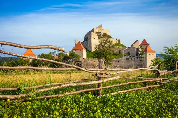 Antigua fortaleza medieval en la cima de la colina, pueblo de Rupea situado —  Fotos de Stock