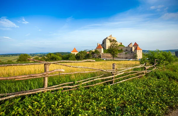Antigua fortaleza medieval en la cima de la colina, pueblo de Rupea situado — Foto de Stock