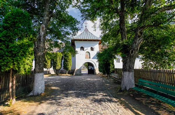 Starý Pravoslavný klášter od polovragi — Stock fotografie