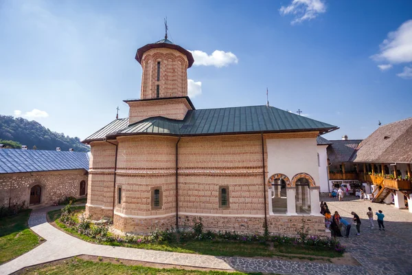 Turisták a régi ortodox kolostor a Polovragi — Stock Fotó