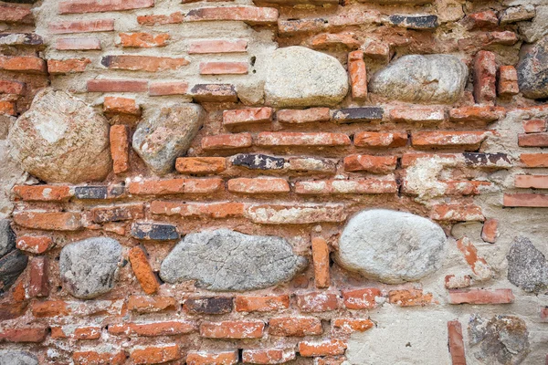 벽돌과 돌으로 만든 소박한 옛 벽 배경 — 스톡 사진