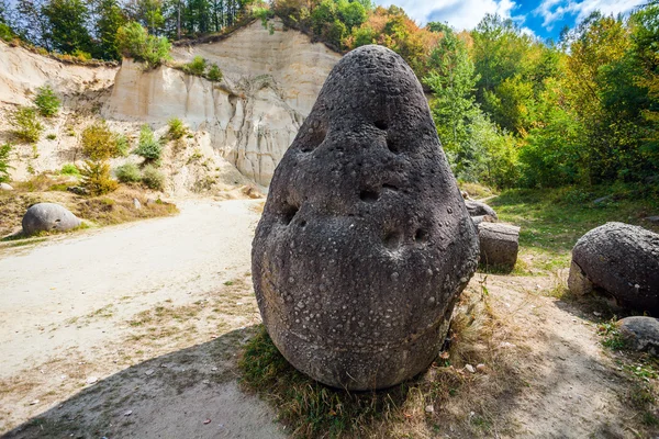 Los trovantes de Costesti - Las piedras vivas y en crecimiento de los gitanos — Foto de Stock