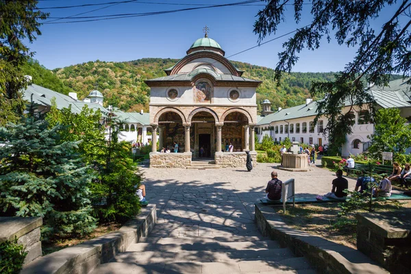 Cozia monastery church with visiting tourists — Stock Photo, Image