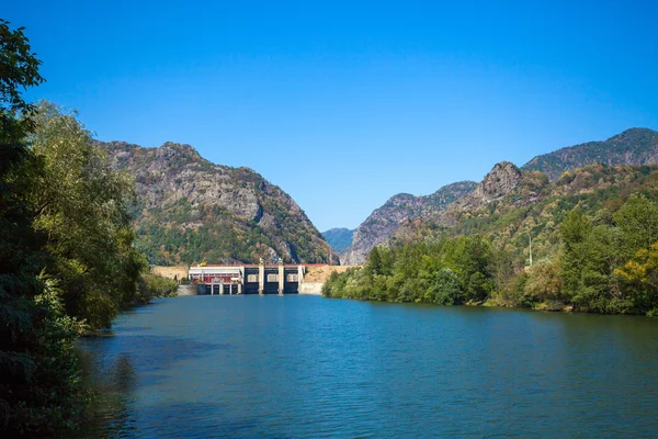 Staudamm an einem sonnigen Sommertag gebaut — Stockfoto