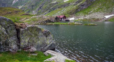 Fagaras dağ Balea göl kıyısında cottege ile pastoral görünümü