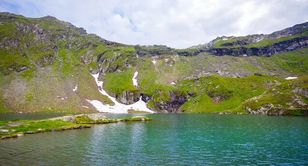 Idyllic view of Balea Lake shore in Fagaras Mountains — Stock Photo, Image