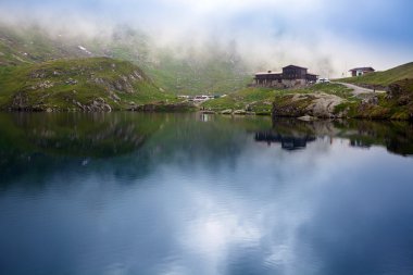 Fagaras m Balea Gölü kıyısında tipik lodge ile pastoral görünümü