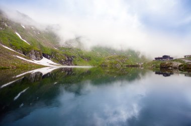 Balea göl kıyısında Fagaras tipik lodge ile pastoral görünümü