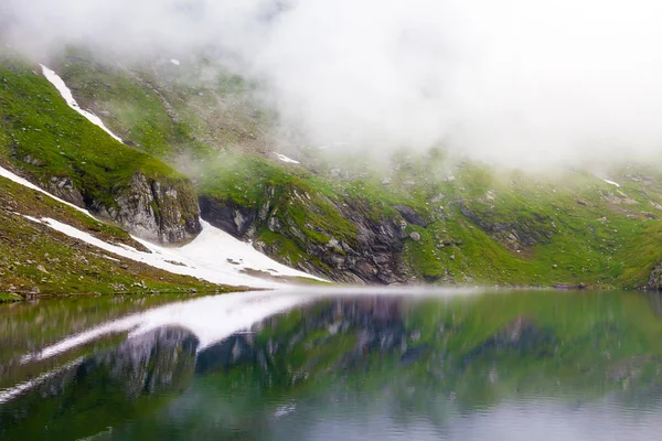 Vista idilliaca con neve sulla riva del lago Balea nelle montagne di Fagaras — Foto Stock