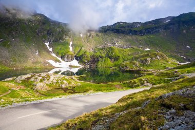 Transfagarasan r görülen Balea Gölü kıyısında cennet gibi Manzaralı
