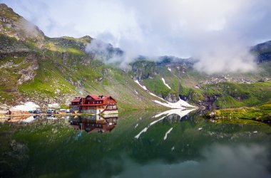 Tipik yazlık pastoral görünümüyle Fagaras Balea Gölü kıyısında