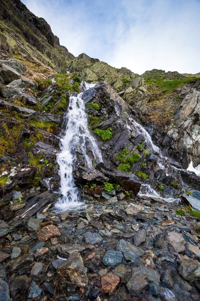 Watterfall fiume che scorre su rocce grezze — Foto Stock
