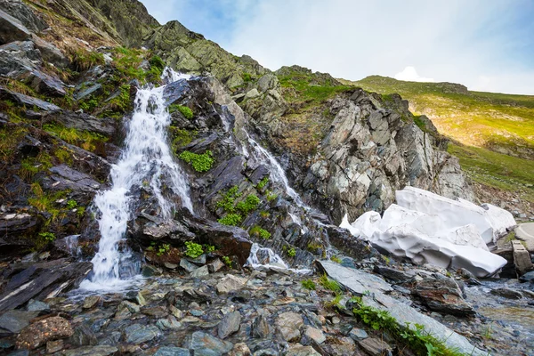 Watterfall fiume che scorre su rocce grezze — Foto Stock