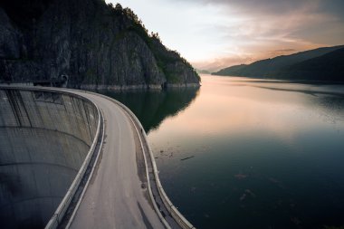 Yapay göl günbatımı Bicaz barajda arkasında